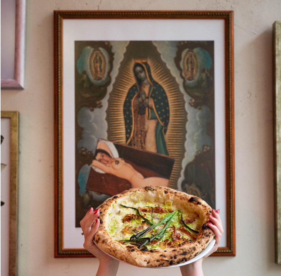 Policja nachodzi wrocławską pizzerię przez… grafikę z Maryją